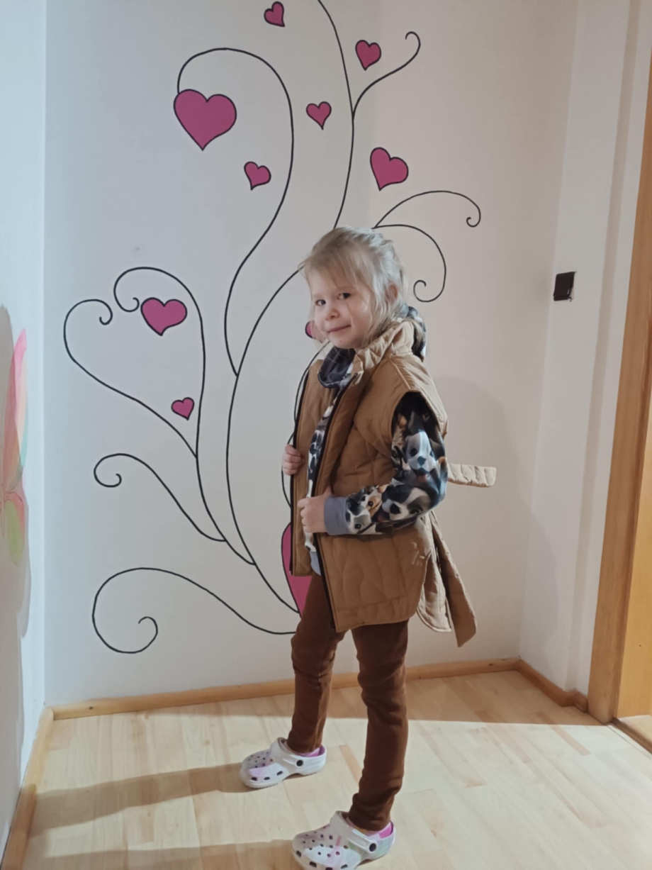 Štýlová dievčenská prešívaná vesta s viazačkou je neoddeliteľnou súčasťou  šatníka, kombinovateľná so šatami alebo našou teplákovou súpravou.
